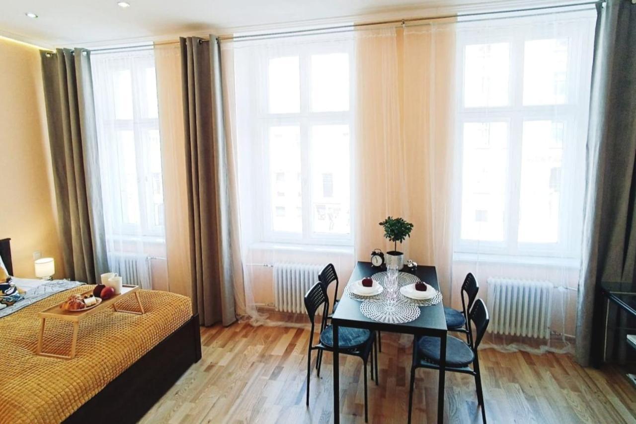 Centrally Located Studio Apartment Рига Екстер'єр фото